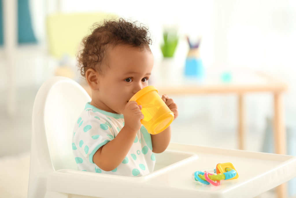 Del biberón a la taza: cómo ayudar a su hijo a hacer una transición  saludable 