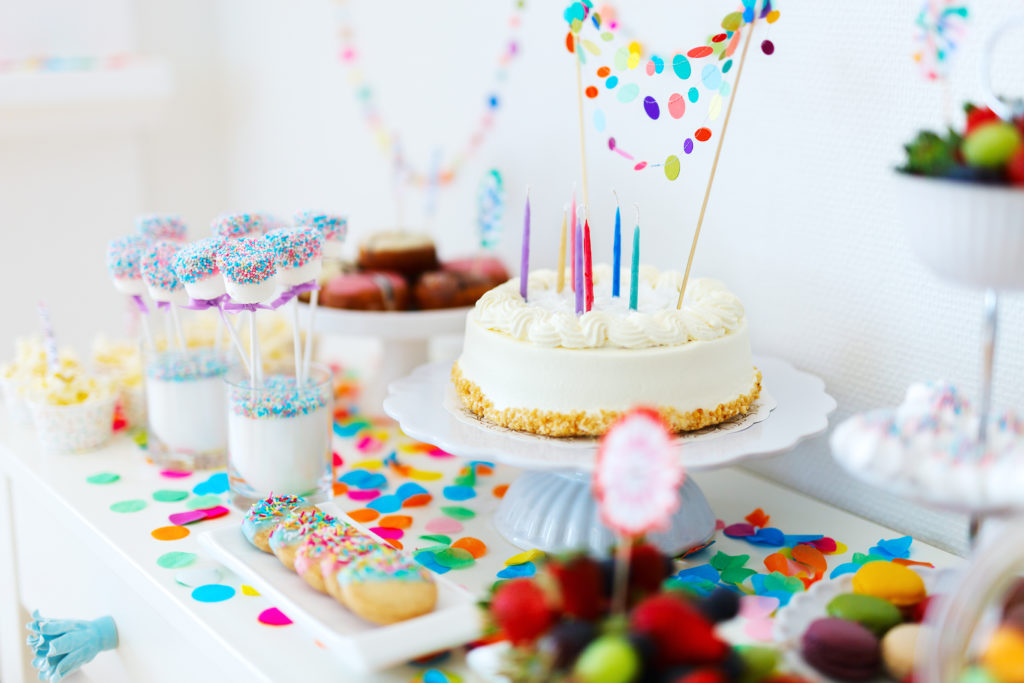 Celebración fiesta de cumpleaños para niños con pastel, caja de